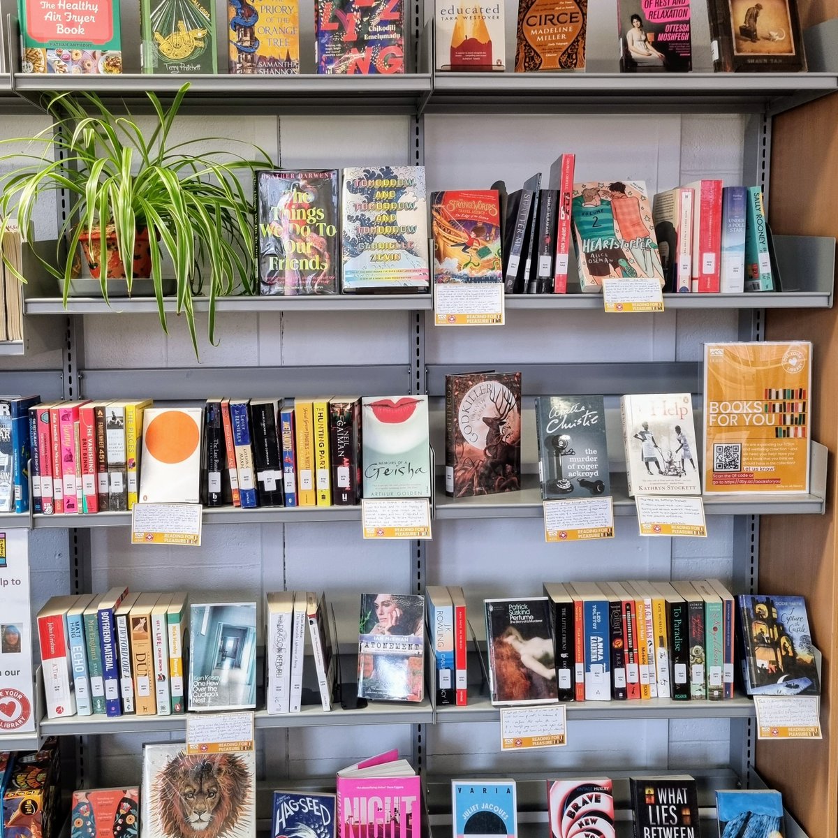 #DerbyUni Libraries have a brand new reading for pleasure collection. From romance to comedy, there's something for everyone. 📚

Browse the collection at any of our Libraries or via the Library website 👉 ow.ly/2Bbb50R1Z5J.

#LoveDerbyUni