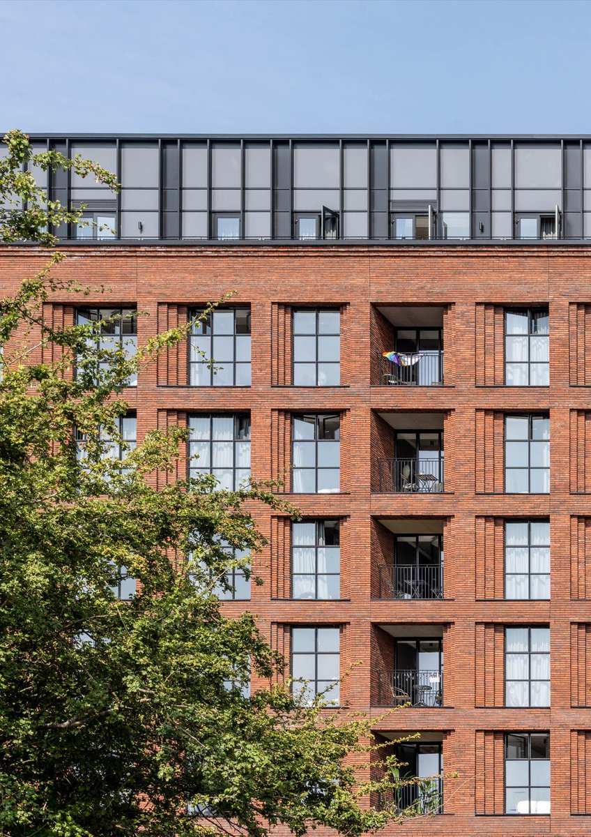 One Silk Street revitalizes Manchester’s Ancoats district with a striking 10-story development. Using red brick & stone the design echoes the area's industrial heritage.

Details: arc.ht/3Jx4kTJ | 📍Manchester, UK