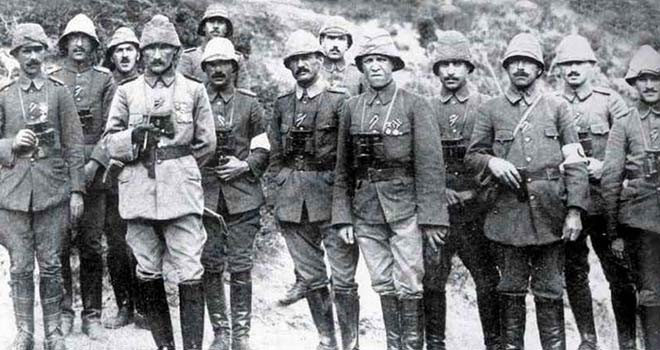 SahinalpBulent's tweet photo. İtilaf devletlerinin #25Nisan1915 #Gelibolu yarımadasına çıkartmaya başlamasıyla, 19. Tümen Komutanı Yrb #MustafaKemal inisiyatif kullanarak emrindeki 57. Alay’la 27.Alay'ın yardımına koştu, gün boyu yönettiği kuvvetlerle düşmanı durdurup kıyıya sürdü.
Saygı, rahmet ve minnetle, https://t.co/eMwKKou1Nv