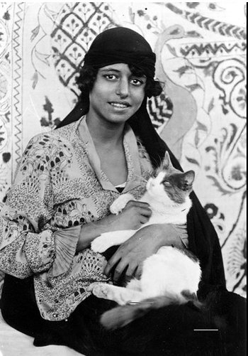 Egyptian woman and her cat, 1923 🤍