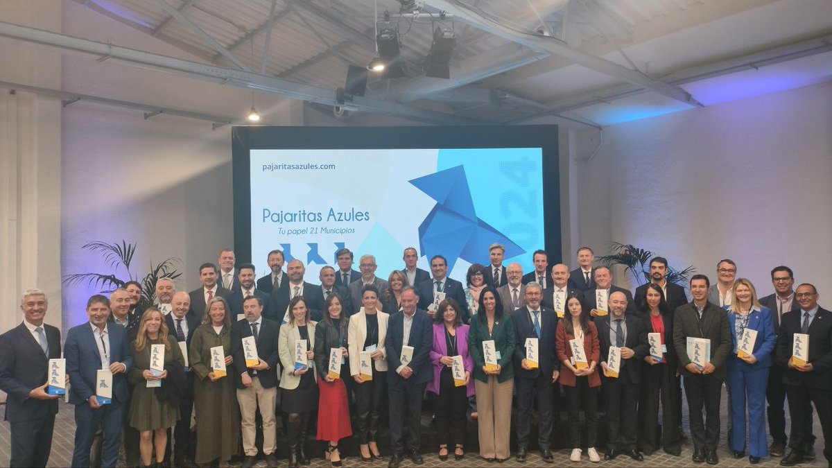 PajaritasAzules's tweet photo. Concluimos una nueva edición de #PajaritasAzules agradeciendo a todas las entidades locales participantes y a todos los premiados su labor en la recogida selectiva de #papel y #cartón en los municipios de #España

¡Gracias a todos por hacerlo posible el vuelo de la Pajarita! 💙 https://t.co/oVYAlcAQYL