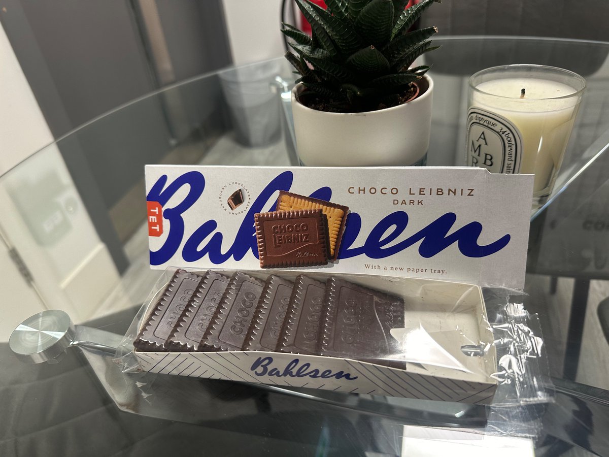This is a sad and very real example of Shrinkflation. From 9 to 8 biscuits disguised in a “new paper tray”

Smh <a href="/BahlsenBiscuits/">Bahlsen Biscuits UK</a>