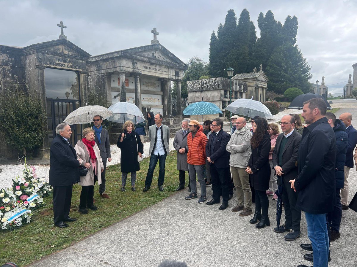 💐 Ofrenda floral a Domingo García-Sabell organizada pola @fcarloscasares Esta mañá achegámonos ao cemiterio de Boisaca para lembrar ao compañeiro que foi Delegado do Goberno e senador Médico humanista e intelectual sempre estivo comprometido con Galicia, Europa, a liberdade e…