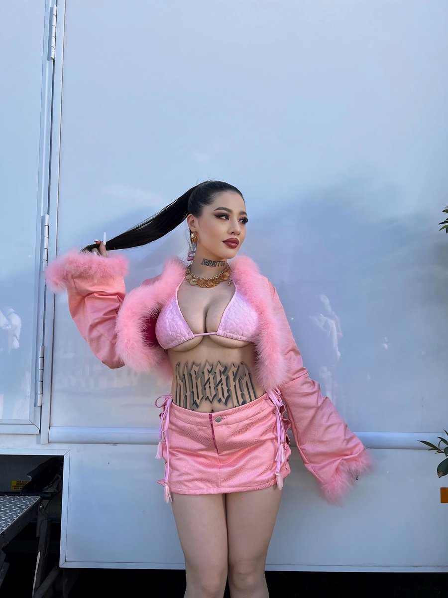 maa_queeen's tweet photo. Coachella💖 https://t.co/CYeBeE2AOm