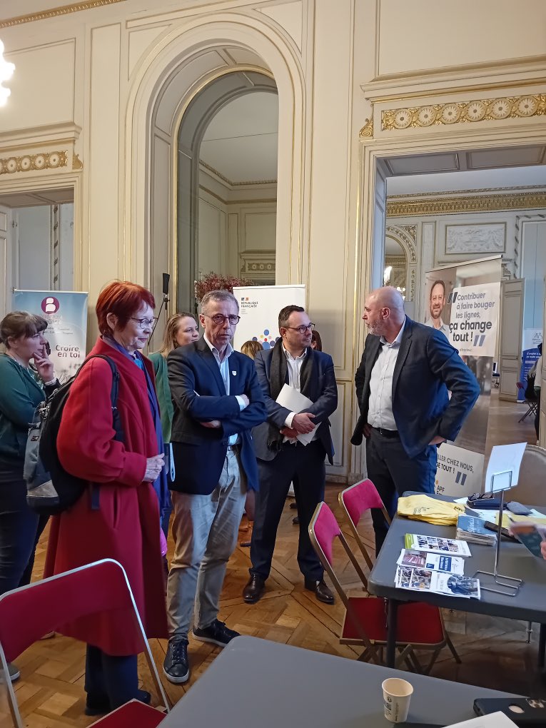 Nmoreau44's tweet photo. La semaine des métiers du soin et de l’accompagnement bat son plein!
Ce matin un beau forum se tient dans les salons de la Mairie de @bordeaux!
Plus de 40 stands permettant de se faire recruter, se former ou simplement découvrir des métiers. 
À mi journée, plus de 200 candidats! https://t.co/ae88KMUxPx