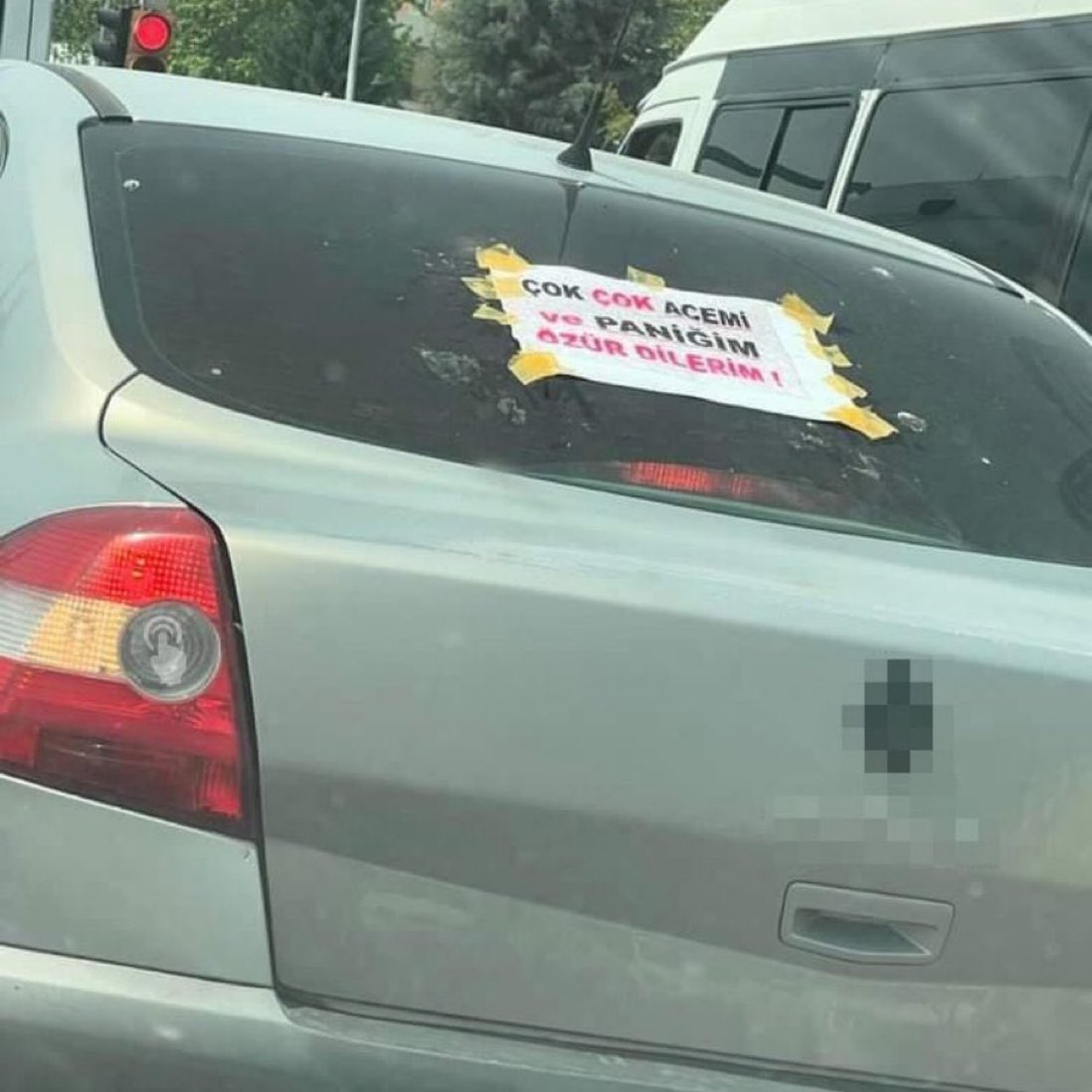 Elazığ'da bir sürücünün aracına astığı yazı:

'Çok çok acemi ve paniğim. Özür dilerim.'
