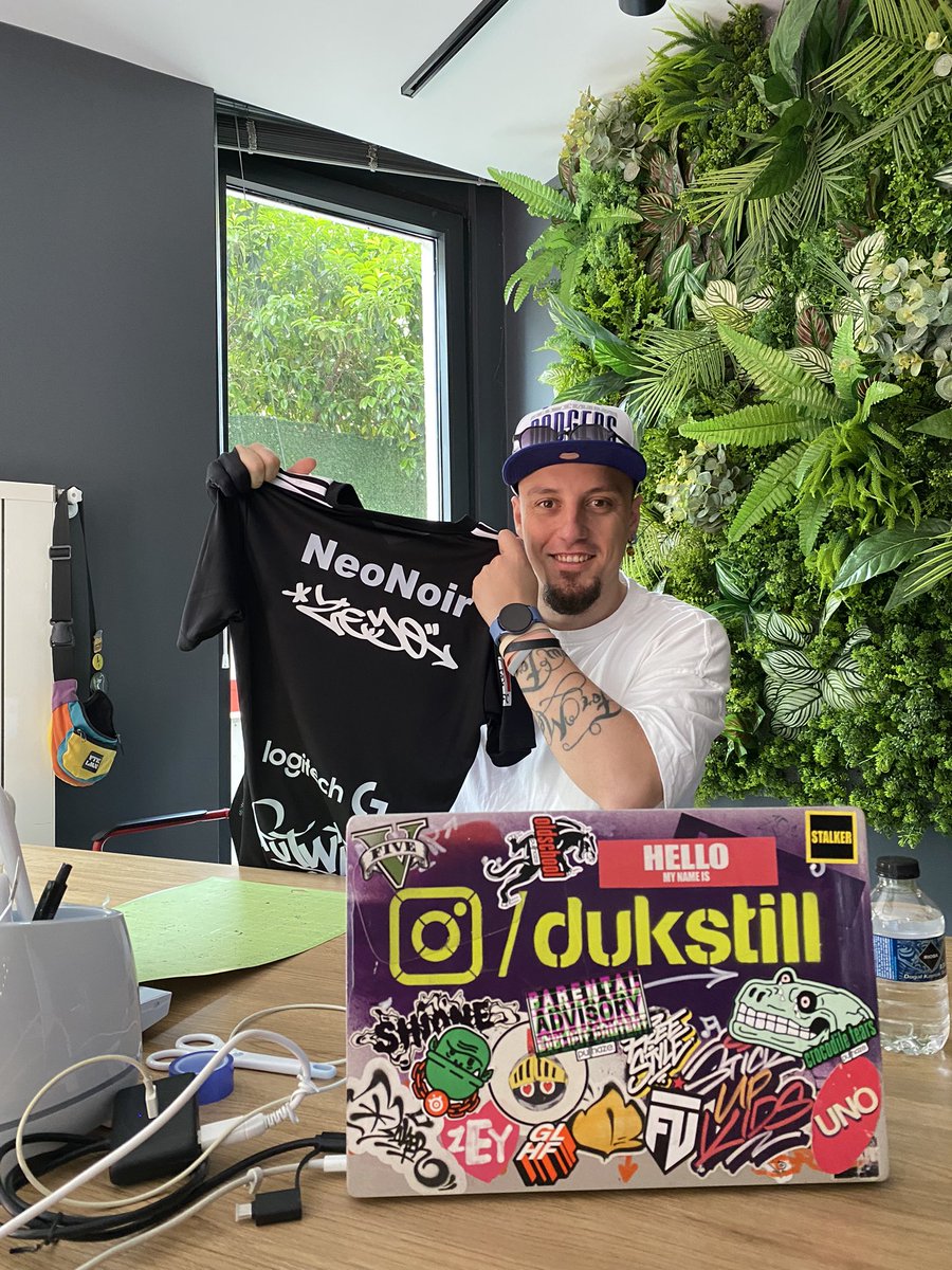 Watch Party’de @dukstill’in köşesini ziyaret etmeyi ve merch’ünü kişiselleştirmeyi unutma! 🤩