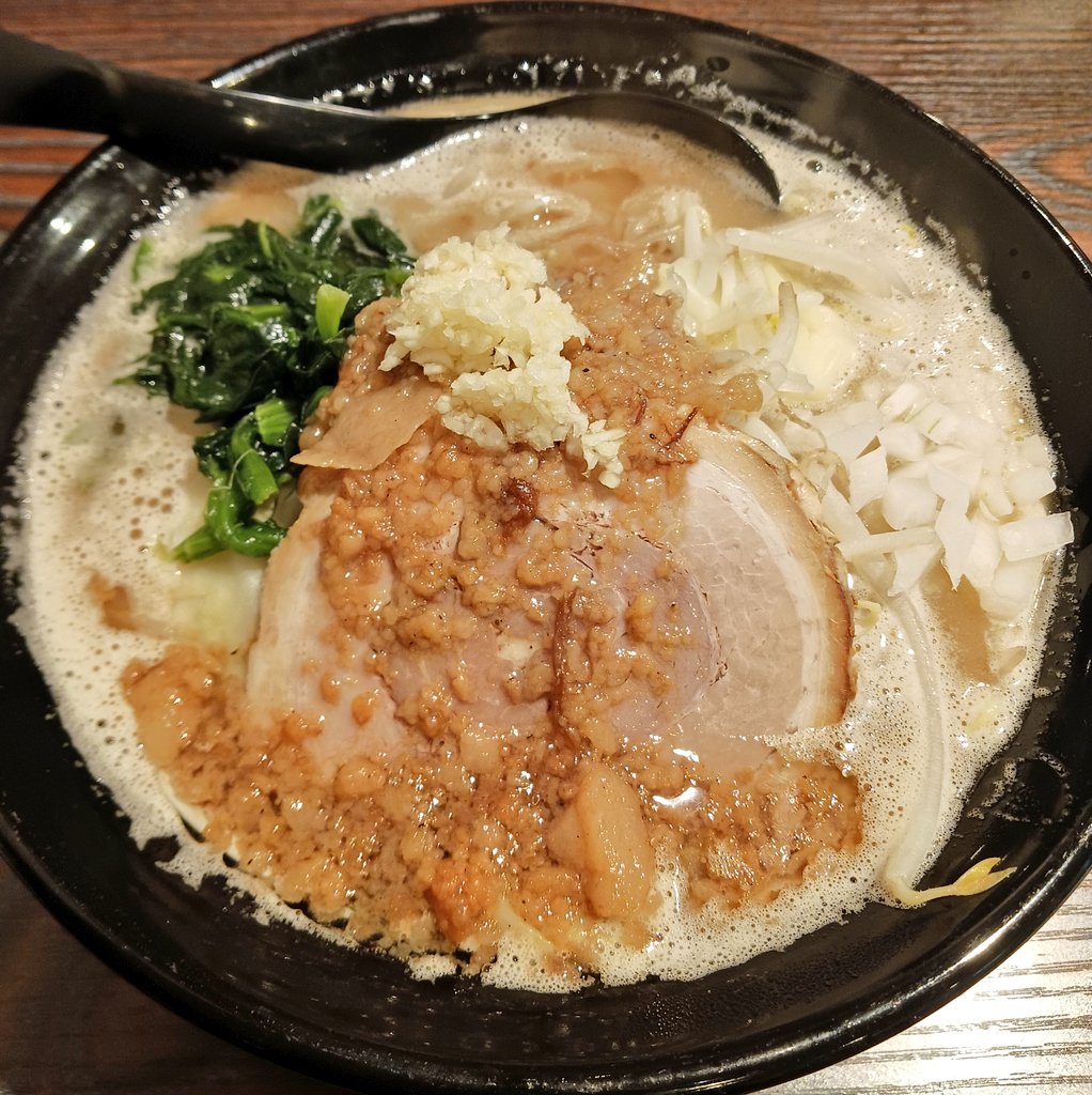 鶏白湯らーめん叶🍜 月～土曜夜限定 背脂豚骨(醤油) ずっと気になってたお店！ ひむろ出身の方のお店だよね💡 ホワイト担々麺と迷ってこちらを😍 キャベツも玉ねぎも入ってるのが 何だか嬉しい🤭 優しい味で思わず完飲しそうに…😋 夜遅くまで営業してるから 呑みながら🍜食べるのにも良さそう✨