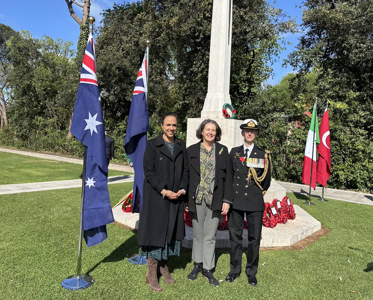 Thanks to @AusAmbRome, Australian Defence Attaché Captain Rachel Jones RAN and @nzinrome for a moving #ANZAC Day service this morning at the Rome War Cemetery. A day to remember those who serve and have served, the cost of conflict and the value of peace. #WeWillRememberThem