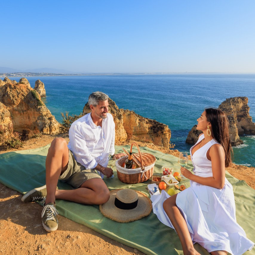 ¿Con quién compartirías un picnic y estas impresionantes vistas de la costa del Algarve? 🧡
#visitalgarve
📸palmaresresort
📍 Lagos