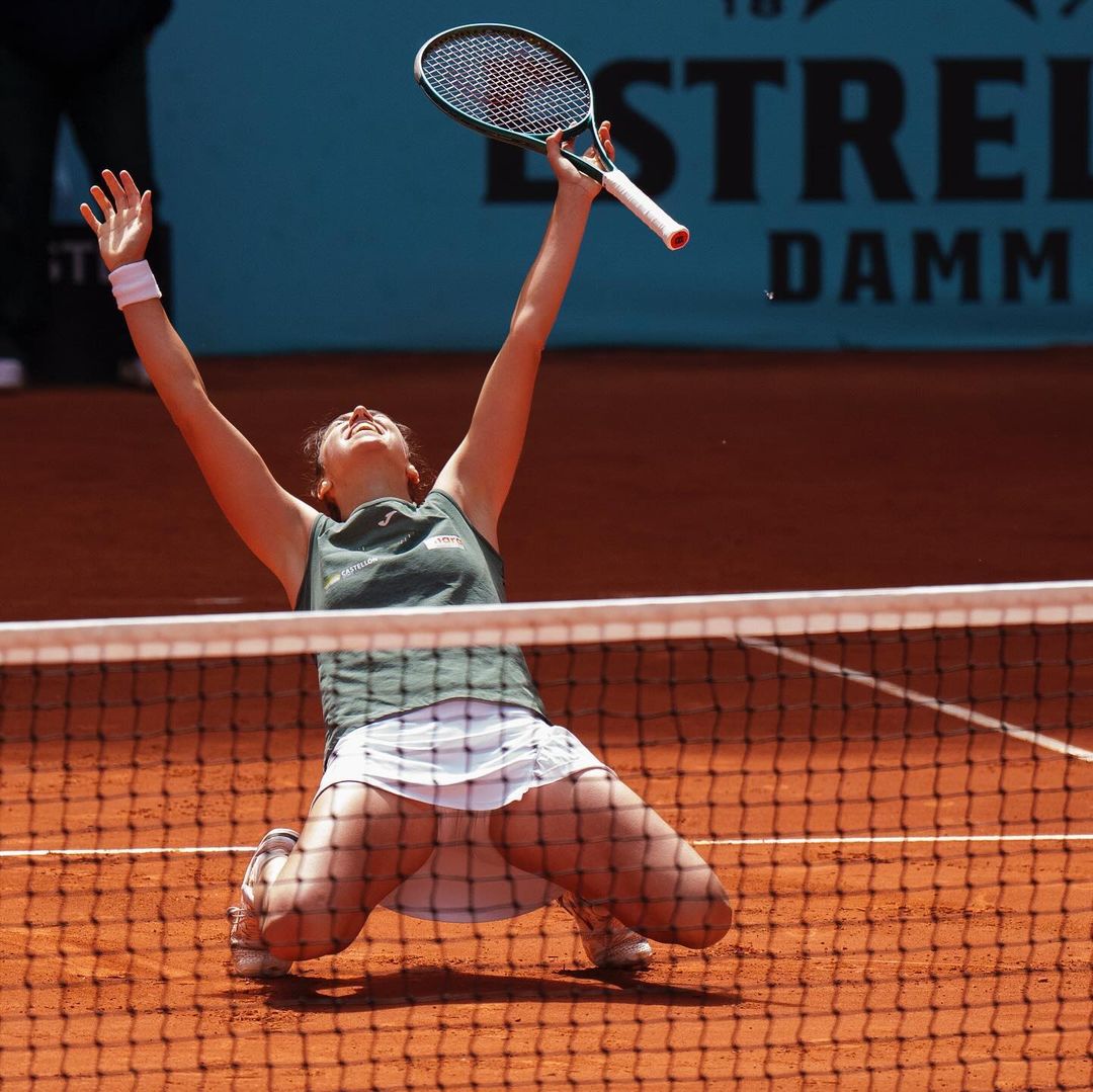 🥹 La alegría en una foto

Con la victoria frente a Svitolina en Madrid, ¡<a href="/sara_sorribes/">Sara Sorribes</a> vuelve provisionalmente al Top-50! 🌍

📸 #MMOPEN I #WTA