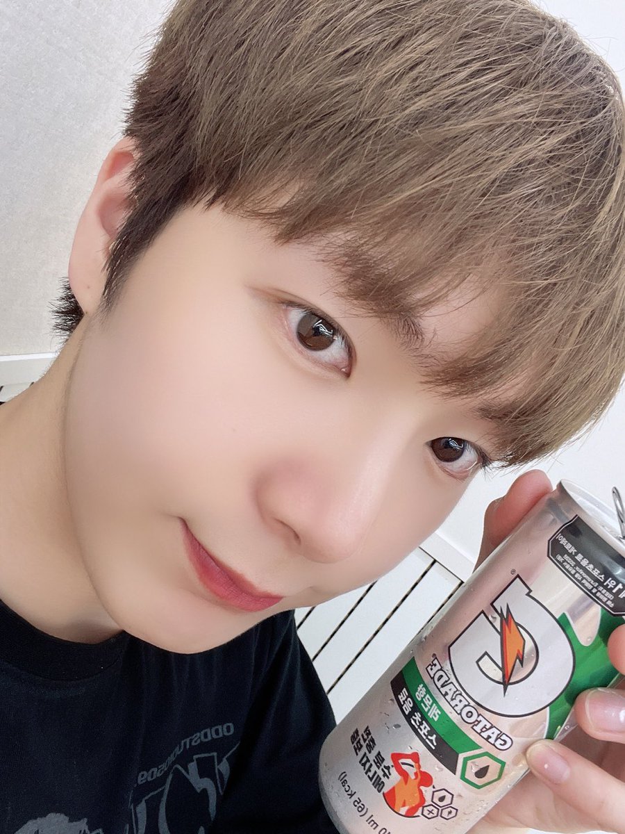 OmegaX_members's tweet photo. [#OX]

게토레이 좋아하진 않지만
연습을 위해 파이팅

#OMEGA_X #오메가엑스 
#케빈 #KEVIN https://t.co/HObILH3G3r