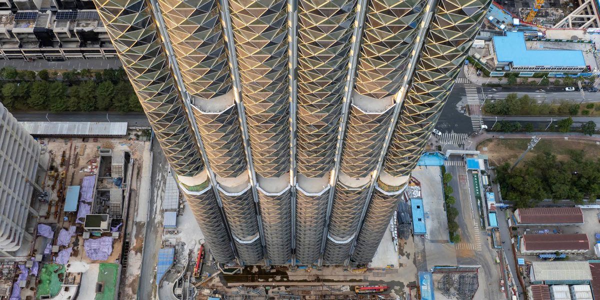 The supertall China Merchants Bank HQ skyscraper has topped-out in Shenzhen. Designed by @FosterPartners, the building's northern facade is inspired by rock formations, while the southern facade takes cues from the geometries of Chinese paper folding. 

📷 张超 zhangchao