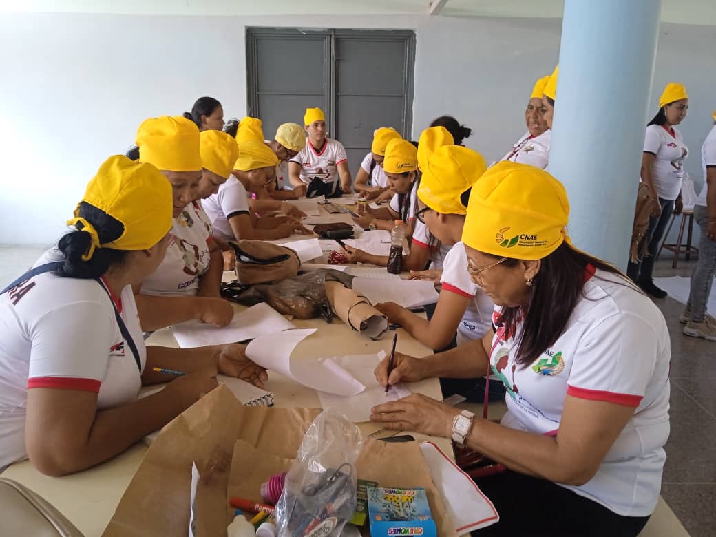 🇻🇪 ORIENTACIÓN 014: ' Bordando Mi Historia' permite el intercambio de experiencias entre Cocineras(os) en la elaboración de Gorros y delantales con material de provecho y con diferente estilos. ¡Yaracuy presente! @cnaeoficial @pedrodiazg59