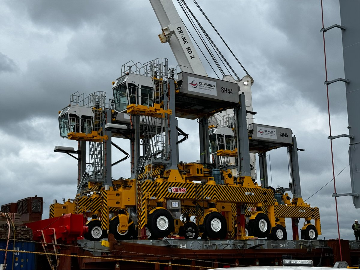 Eight #electric straddle carriers have arrived at our London Gateway #logistics hub, to form part of the first all-electric fleet at any port in the world, ahead of our soon-to-be-opened £350m fourth berth. Read more here: ow.ly/Qc5y50RnT8N