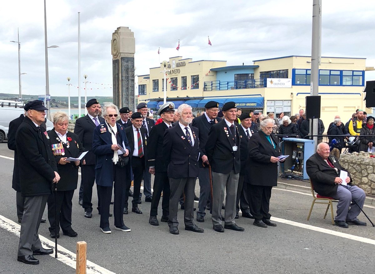 #wewillrememberthem at our ANZAC Day service held at the memorial along the seafront in memory of the volunteer troops who after action at Gallipoli in 1915 passed through hospitals and training camps in Dorset. ❤️ #weymouthtowncouncil #anzacservice #wewillrememberthem