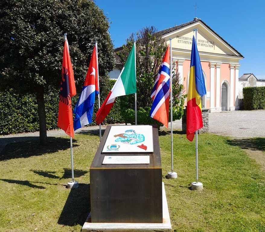 Como parte de las celebraciones por el 79º aniversario de la Fiesta de la Liberación, la Alcaldía de #Boves, en la @regionepiemonte, inauguró un monumento en recuerdo de las víctimas de la Covid-19. 

#Cuba 🤝 #Italia
