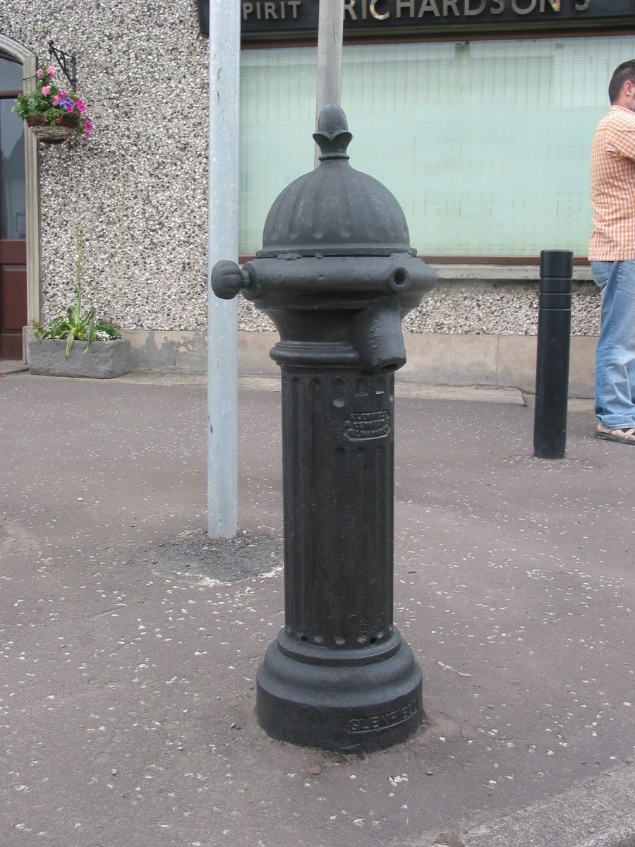 𝐖𝐚𝐭𝐞𝐫 𝐅𝐨𝐮𝐧𝐭𝐚𝐢𝐧, 𝐓𝐨𝐛𝐞𝐫𝐦𝐨𝐫𝐞  📍𝐁𝐓𝟒𝟓 𝟓𝐐𝐁  Grade B2 water fountain located in the centre of Tobermore. It was manufactured by Glenfield & Kennedy of Kilmarnock and has a fluted column and cap with an acorn finial. 
#LoveHeritageNI #Listingat50