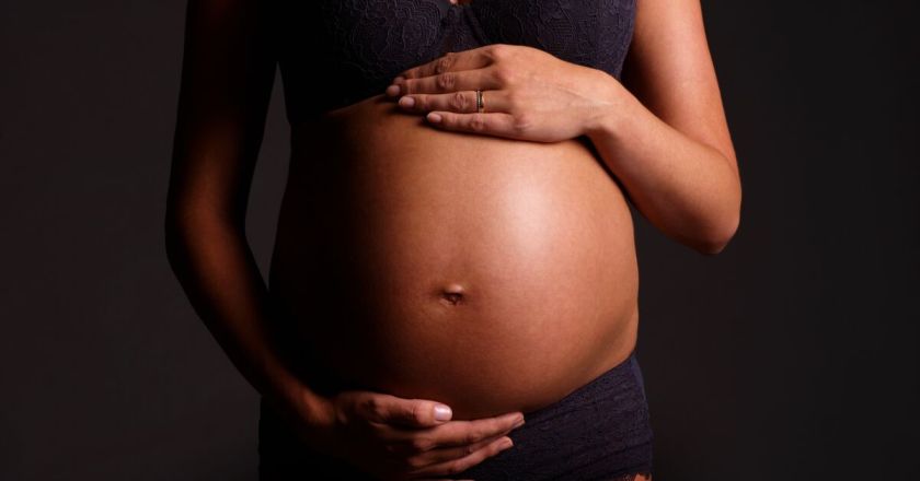 In US, Afro-descendant non-Hispanic women and girls have 3 times more possibilities to die being pregnant or 42 days after childbirth as compared to white non-Hispanic women. Structural racism and racial discrimination in that country violate that people's human right to life.