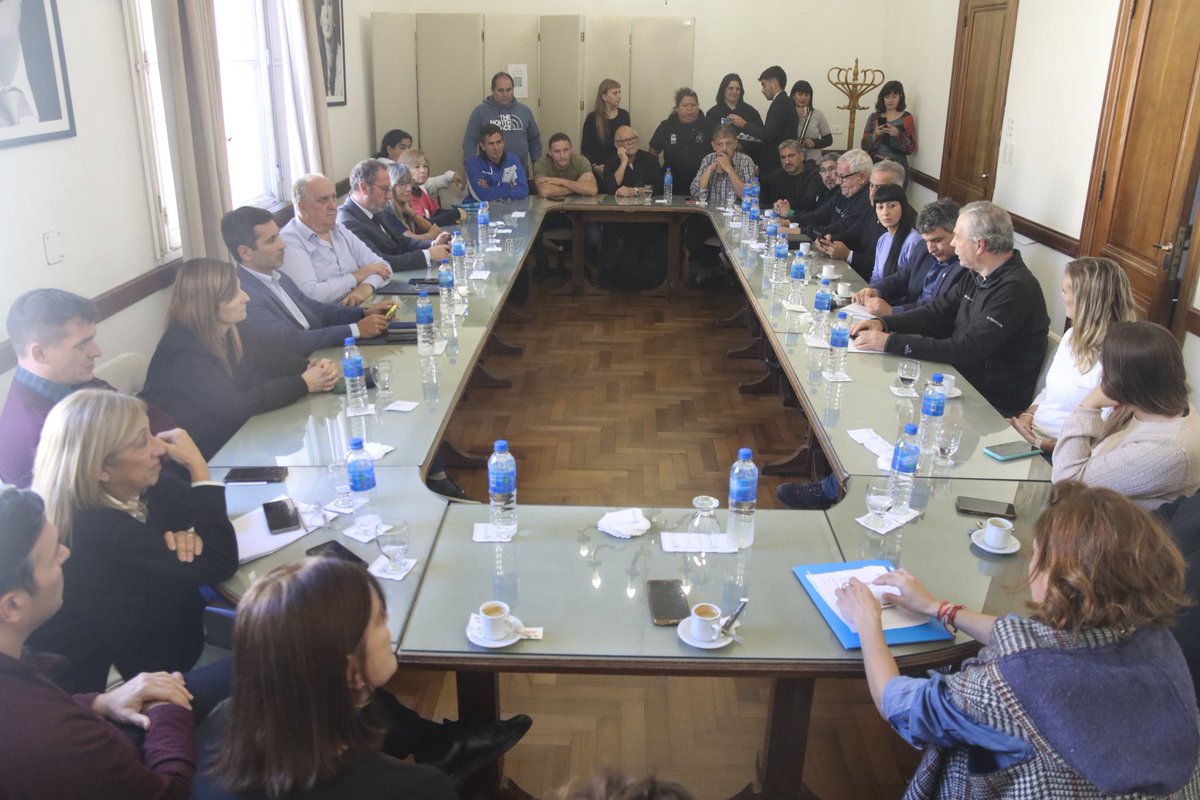 JoaquinNoyaok's tweet photo. El bloque de diputados y senadores oficialistas de la provincia junto con el IPAC, lograron la aprobación de la ley que protege los puestos de trabajo de los bonaerenses asociados en empresas recuperadas. https://t.co/LEyPbquV4q