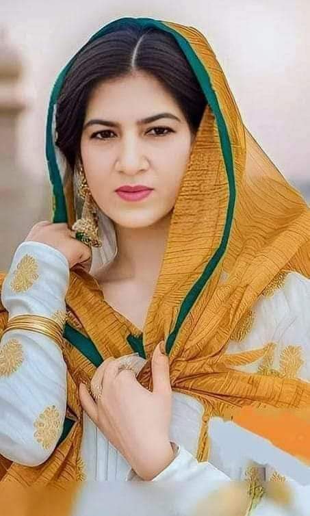 لوگ لکھتے ہیں میرے اشک و لہوسے غزلیں تونے تو اتنا بھی نہ سوچا کہ میں روتا کیوں ہو