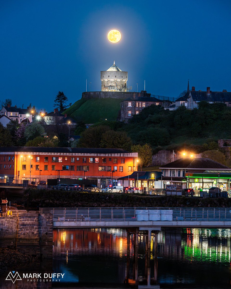 markduffyfoto's tweet photo. After 2 years of chasing this idea, I finally got my photo of the moon rising over Millmount, Drogheda Co. Louth Ireland
#louthchat #drogheda #fullmoon https://t.co/F54NIgcSzD