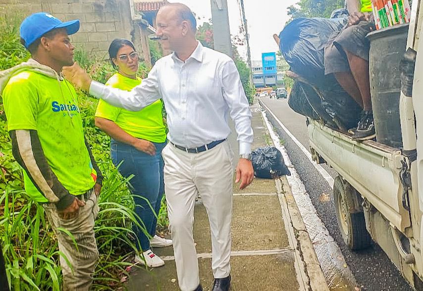 AlcaldiadeStgo's tweet photo. Desde su primer día como alcalde de Santiago, @ulisesrodg recorrió barrios supervisando la limpieza de las calles.

Comprometido con un Santiago más limpio, eficiente y en busca lograr grandes mejoras para la ciudad. https://t.co/jH54glAG93