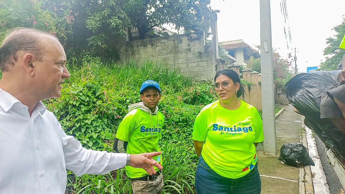 Desde su primer día como alcalde de Santiago, @ulisesrodg recorrió barrios supervisando la limpieza de las calles. Comprometido con un Santiago más limpio, eficiente y en busca lograr grandes mejoras para la ciudad.