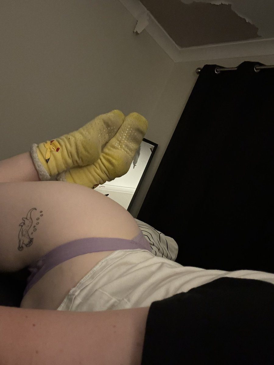 MummyCasper789's tweet photo. Winter time is among us Australian. It’s getting colder so why not wear some dirty fuzzy pikachu socks to best. Can silent send when I sleep 😏 #paypig #findom #footfethish #feetworshi̇p #feet #dirtysocks #fuzzysocks #sugarbaby #goddess #booty #silentsends https://t.co/Wglihc1prN