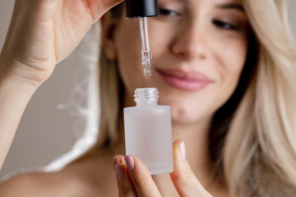 unComo's tweet photo. Retinal: qué es, para qué sirve y qué diferencia hay con el retinol https://t.co/LSAAorN3E9 #belleza https://t.co/MRwyO9H4GY
