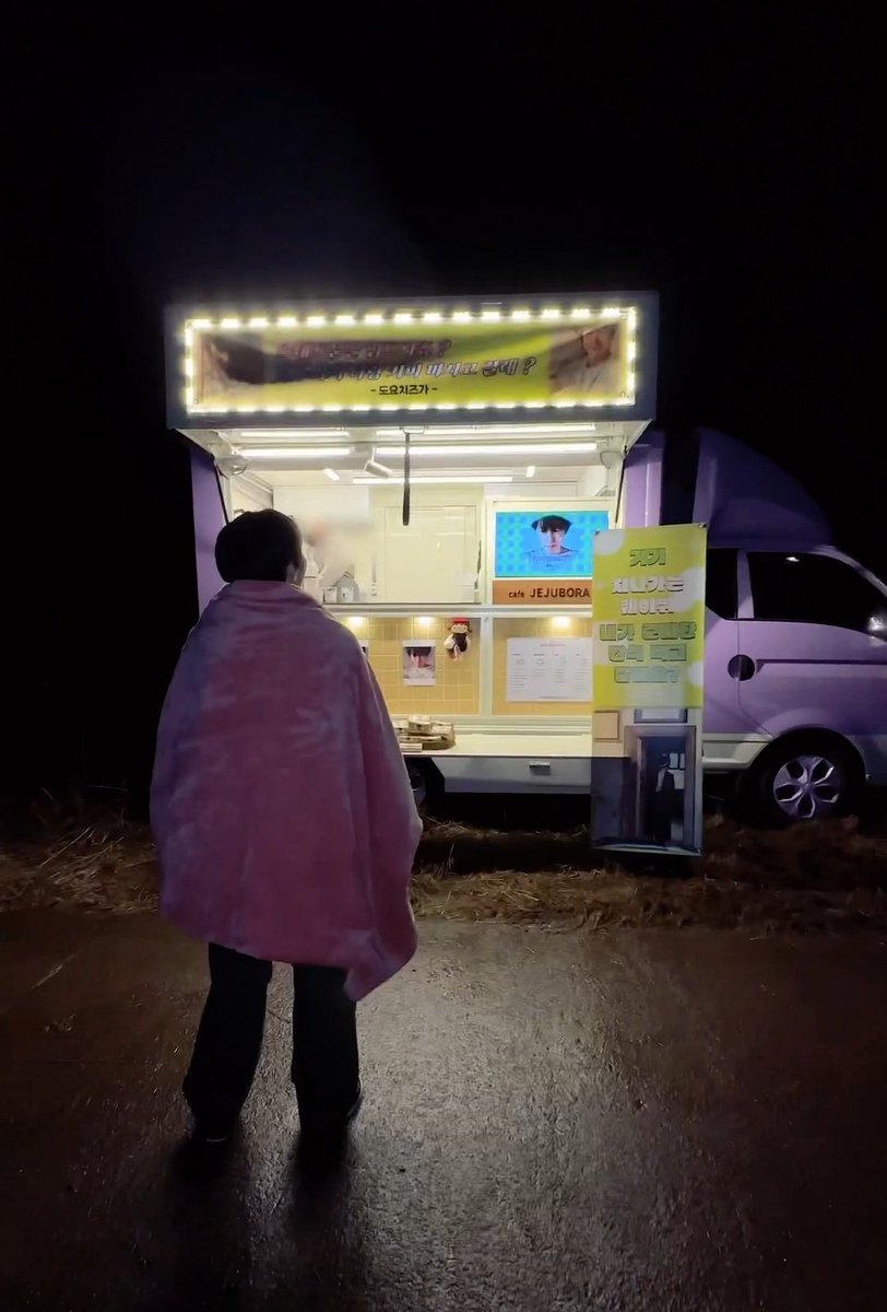 taeyongpictures's tweet photo. TAEYONG SENT A SUPPORTING TRUCK FOR DOYOUNG 🌹😭 https://t.co/E0YTvvNOFM