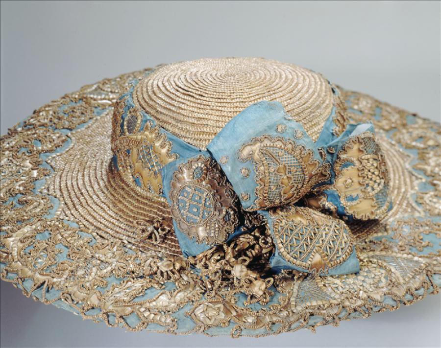 Thursday spotlight. Woman’s straw hat. This finely made sun-hat dates from c1770. Blue silk taffeta, blonde straw & straw lace appliqué. Details here @PalaisGalliera: palaisgalliera.paris.fr/en/work/hat-ci… #hat #1770s #dresshistory #fashionhistory