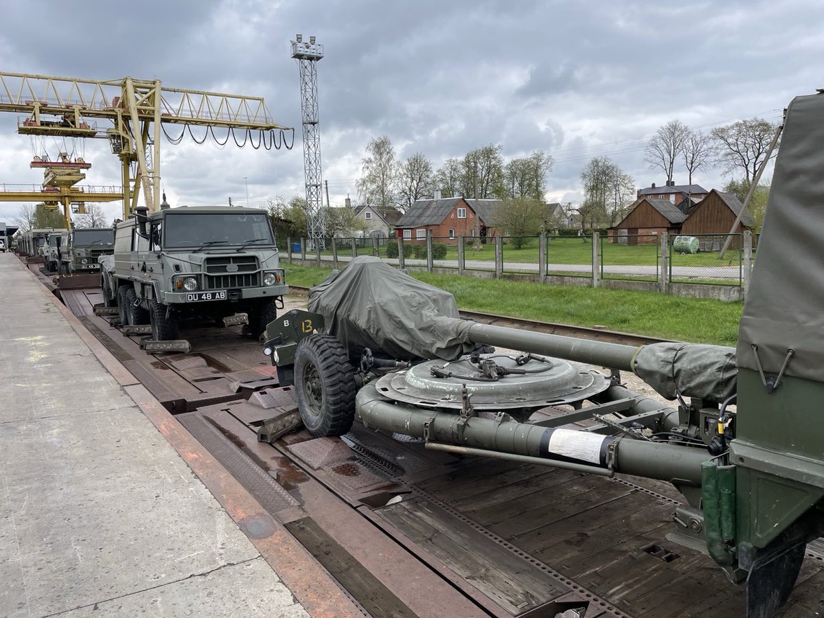 This week you could see military equipment of🇬🇧Armed Forces travelling through #Lithuania by rail & road. It crossed🇱🇹border & continued northwards to Tapa,🇪🇪, where the🇬🇧-led #eFPEstonia is located. Later, the equipment &🇬🇧troops will partake in exercise #SwiftResponse. #UKinLT