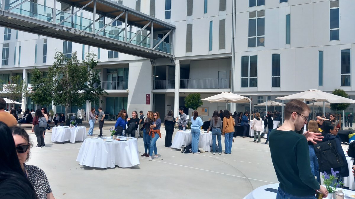 🥳 Escape Room Literari, Càpsula del Temps i Vermut amb el grup The Eightballs. Quin ambient! 🔥

#Lletrafest #SomDeLletres #URV