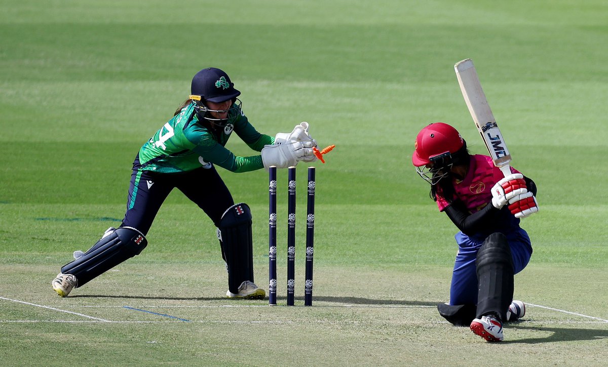 Two run-outs and an excellent performance from our spinners in the middle overs have pegged back UAE. 🙌 ▪️ UAE 77-7 (15) SCORECARD: bit.ly/3w80Cg9 WATCH: icc.tv #IREvUAE #BackingGreen ☘️🏏