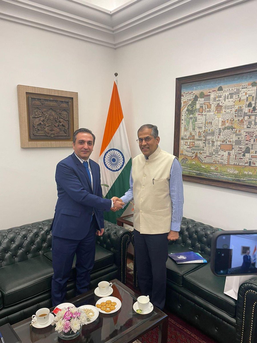 On April 25,Ambassador of🇦🇲to🇮🇳 @AfyanVahagn met with the Secretary (West)of the MEA of🇮🇳@AmbKapoor. Discussed the recent visits of🇦🇲delegations to🇮🇳.Ambassador shared🇦🇲's“Crossroads of Peace”initiative & avenues for normalization with🇦🇿based on the Alma-Ata Declaration of 1991.