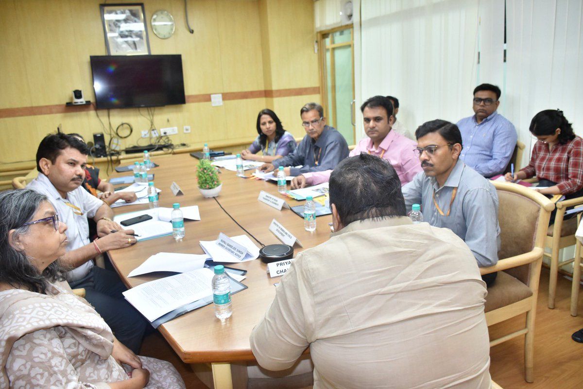 NCPCR Chairperson Shri @KanoongoPriyank, chaired an Inter-ministerial Review Meeting focusing on the 'Safe Transport of Children' in Schools, with participation from representatives of the @EduMinOfIndia, @MinistryWCD, @MORTHIndia and @cbseindia29. @PIBWCD