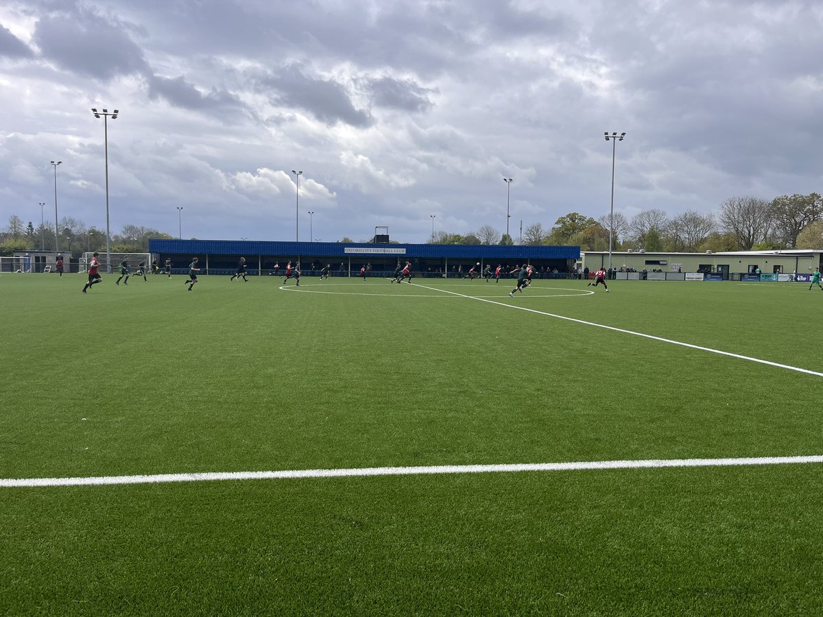 U14’s Boys Cup final is underway #OxfordshireSchools #OSFAFinal 🔴⚪️