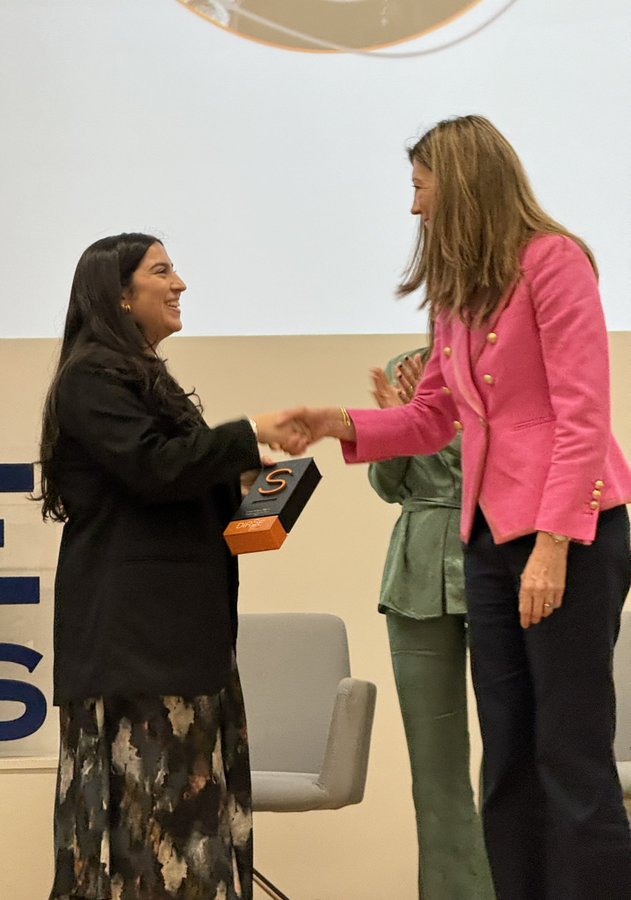 Nuestra directora de proyectos Constanza Nieto, @cotydrilo recoge el Premio Revelación en la primera edición de los premios <a href="/AsocDIRSE/">DIRSE</a>. 
"Los jóvenes que nos dedicamos a la sostenibilidad reconocemos el legado con el que contamos, y nos comprometemos a impulsarlo" #PremiosDIRSE
