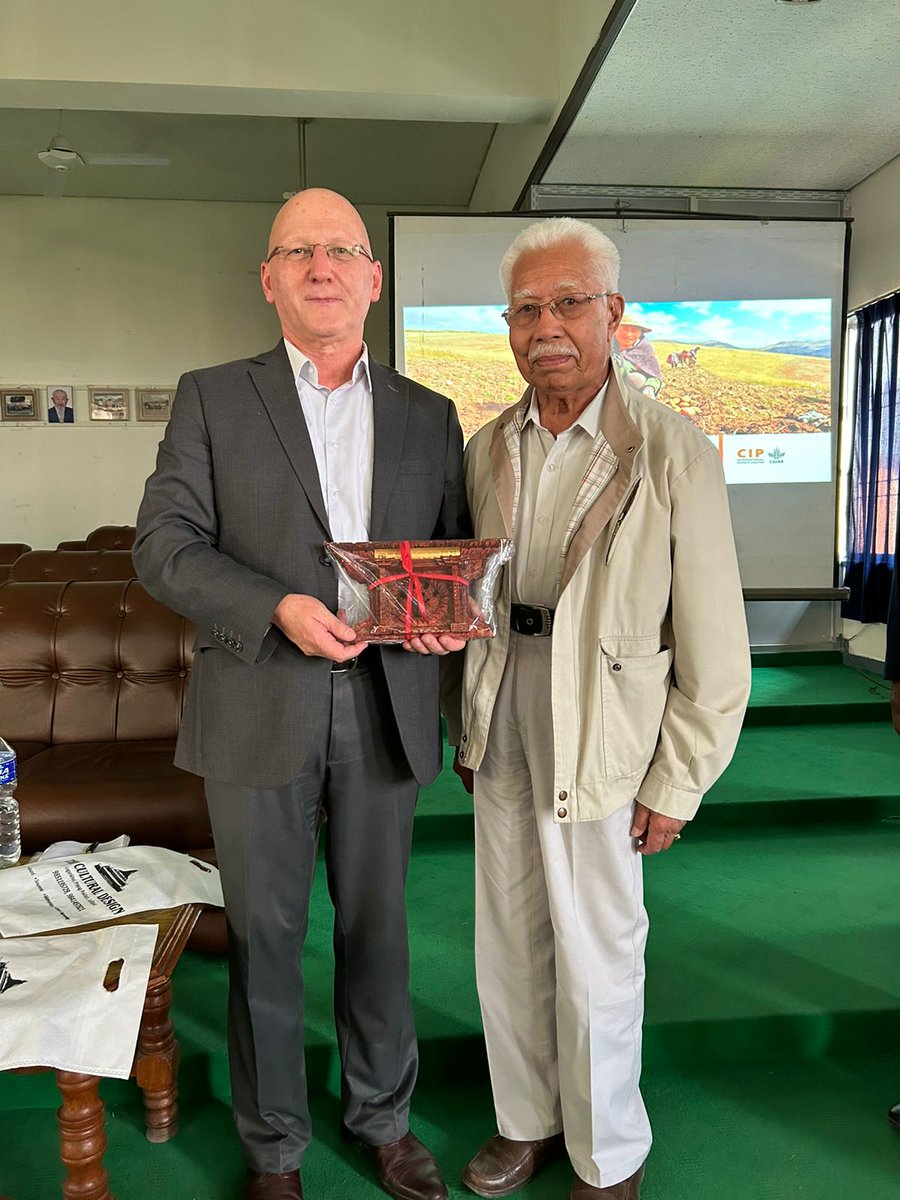 I had the honor of meeting Dr. Shiva Pradhan today in Nepal. Dr. Pridhan is a CIP Alumnus from the 1980s who worked with CIP Founder Dr. Richard Sawyer. I am continually amazed by @Cipotato's geographic reach and legacy. Thank you, Dr. Pridhan, for your work!