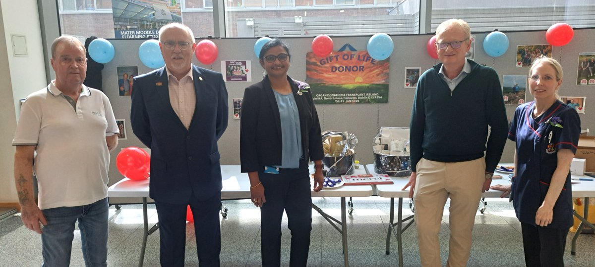 #OrganDonorAwarenessWeek in full swing in @MaterDublin today. Reps of our Transplant Teams, Irish Heart & Lung Transplant Assoc and Transplant Patient & Foundation supporter Michael Cosgrave were providing free organ donor cards & answering queries. #LeaveNoDoubt @MaterTransplant