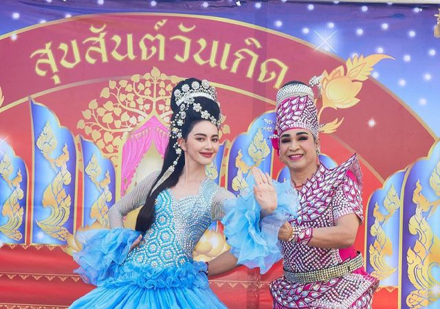 CKU_Officials's tweet photo. 📢📢 #ขอเป็นพระเอกในหัวใจเธอCKU 📢📢

งานครั้งนี้เรามีธีมการแต่งกายอีกแล้ว ในเมื่อเรามีลิเกงั้นเราลองมาแต่งองค์ทรงเครื่องในธีมของ ‘ลิเก’ เพื่อร่วมเป็นส่วนหนึ่งของกิจกรรมกันเถอะ!!

โดยมีชุดให้เช่าเปลี่ยนที่หน้างาน หากนักศึกษาหรือบุคลากรท่านใดไม่สะดวกในการสวมใส่ สามารถใส่ชุดไปรเวทธรรมดาได้แถมภายในงานยังมี  แบคดรอป  ให้ถ่ายรูปเล่นกันได้ด้วย!

ภาพแบคดรอป : https://t.co/Bwjsgig7tQ