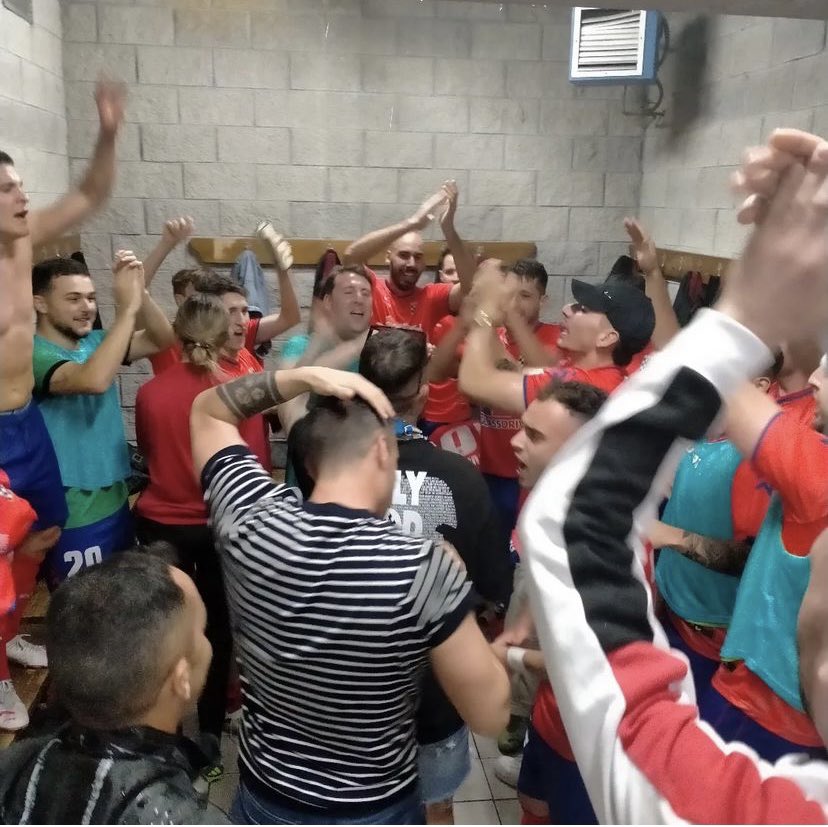 JULIO ORDÓÑEZ 

⚽️ presidente del <a href="/CDTuron/">Club Deportivo Turón</a> 

🎙 ESCUCHA la felicitación de Diego López

“Que voy a decir yo de Diego. Lo conozco desde que nació. Voy todos los días a su bar”

“De pequeño no se le despegaba el balón del pie. Jugué con su padre a fútbol. Se ven todos sus partidos”