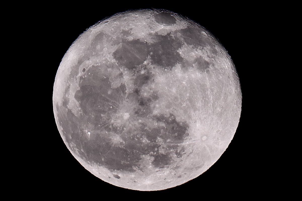 OneToad4u's tweet photo. Two shots from last night. #OneToadPhotography #Monn #NASA https://t.co/8dH6Fy65Uf