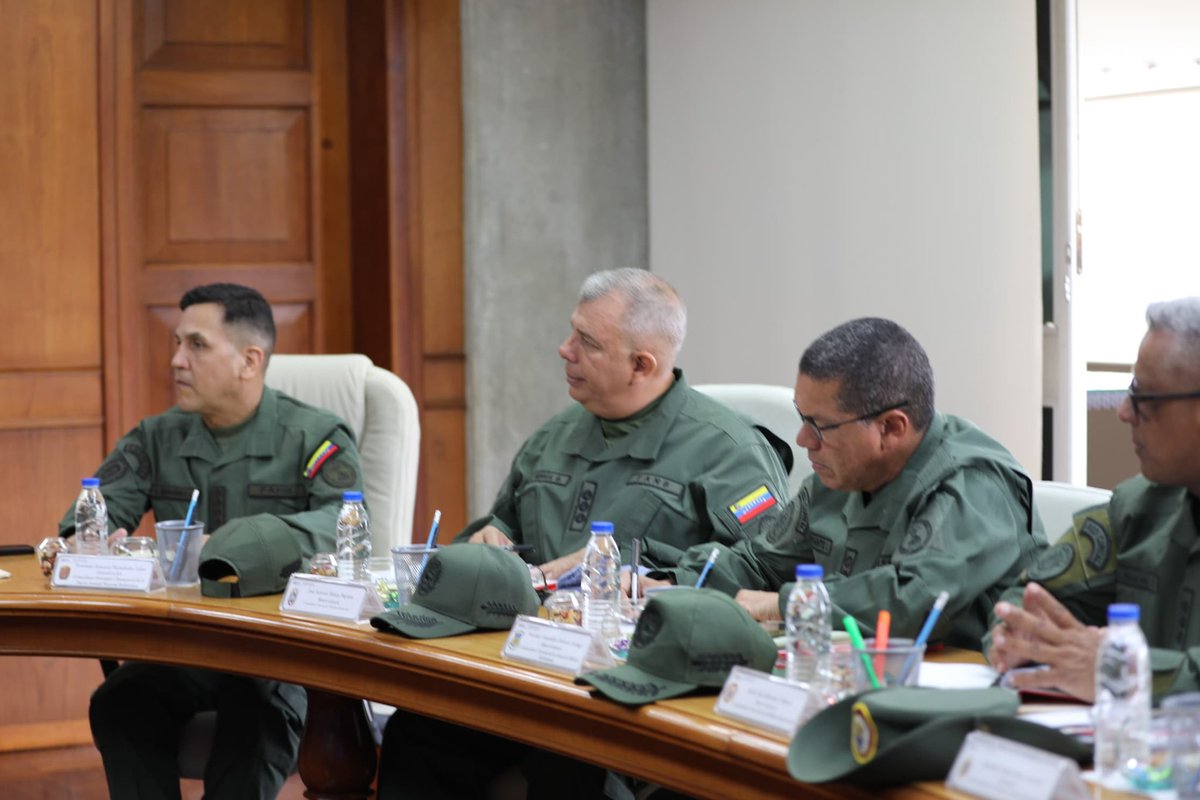 RT || Cargados de patriotismo y fuerza moral, seguimos prestos en la tarea de construir una #FANB monolítica, al servicio de nuestro pueblo, defensora de la territorialidad y los principios democráticos de la Constitución de la República Bolivariana de Venezuela. ¡Sigamos!