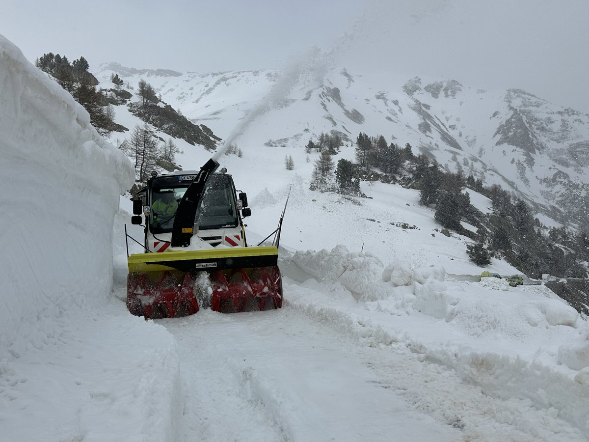 Work in Progress : Nos agents des routes sont actuellement en plein travail de déneigement pour préparer au mieux l’ouverture du Col de la Cayolle. Le dispositif mis en place est à la hauteur de l’enneigement quelque peu exceptionnel de cette année, avec pas moins de 3 Turbo…