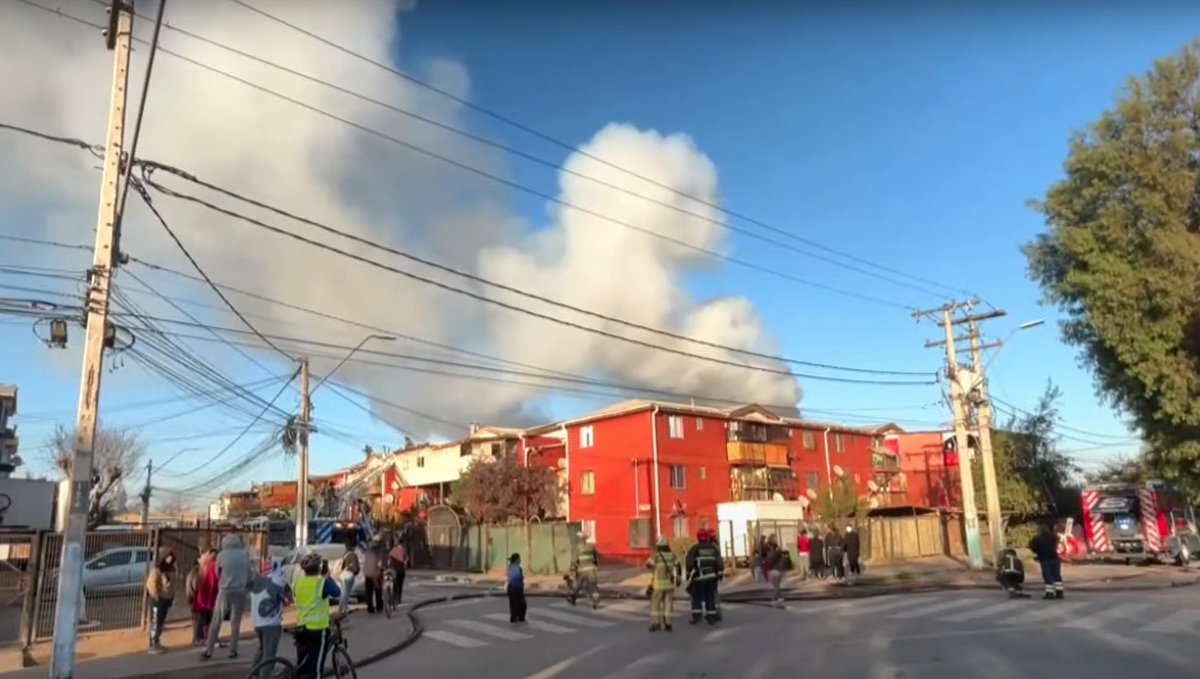 ATENCIÓN (08:17). Se amplia restricción de tránsito en todo el perímetro de calle José Miguel Infante con El Fogonero en #Renca, debido a incendio estructural de viviendas. Opte alternativa y facilite el desplazamiento de los equipos de bomberos