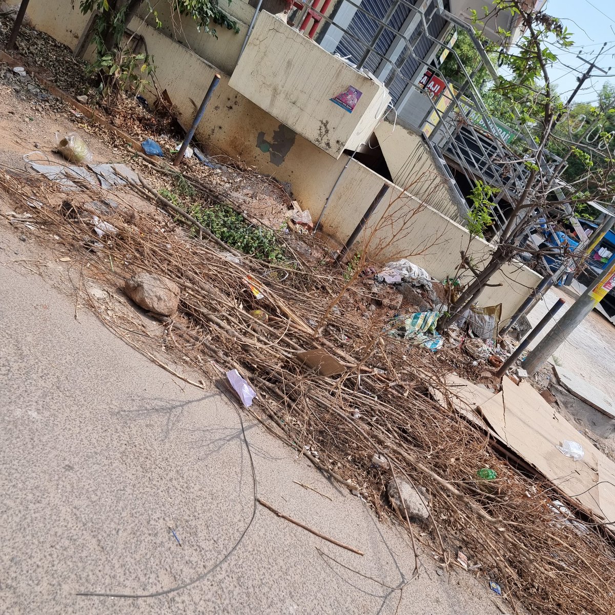 It is next to Vanasthalipuram Ratnadeep near Rythu Bazar..... No one cleans it even after telling incharge Rajakumar here, you can take appropriate action........

@CommissionrGHMC @GHMCOnline @ZC_LBNagar @DC_LBNagar @LbnagarTrPS