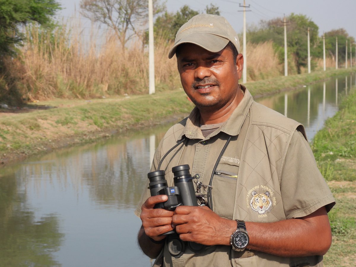 A great bird guide using great #binoculars; a winning combination! From showing #birders the amazing birdlife of the world's 2nd largest city to high altitude deserts and beyond, read why Deepak at @AsianWildlife uses the @ZeissBirding SFL 10x40. 🔽 birders-store.co.uk/blog/zeiss-sfl…