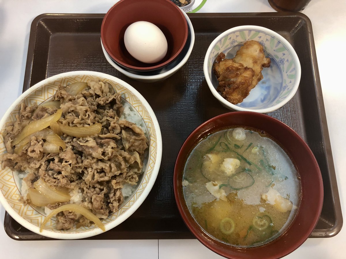 研修帰りにすき家さんへ
おろしポン酢牛丼が好きなのですが、卵がかけたくて普通の牛丼にしました。
やっぱり牛丼は美味しい！ごちそうさまでした！